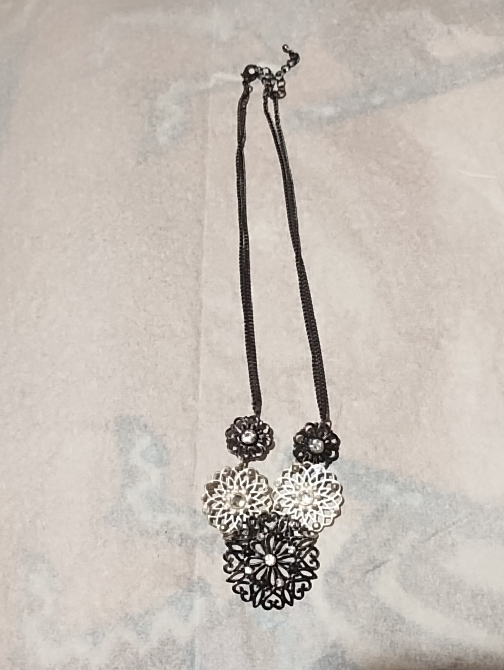 Delicate Filigree Pendant Necklace - Black & Silver - EUC.